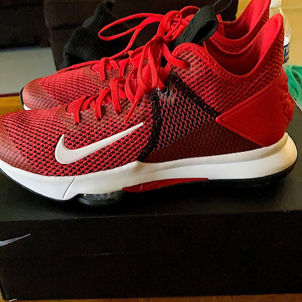 LEBRON WITNESS IV IB